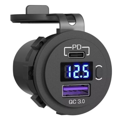 Tomada soquete 12-24V Dual USB PD 3A e QC 3.0A com voltímetro em plástico preto com capa protetora